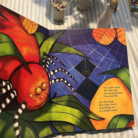 Lights Out, Night's Out: A Glow in the Dark Book (AniMotion) - Picture 14 of 17